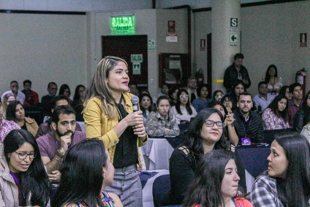 Participants in a recent Ciudadanía sin Fronteras educational event focused on digital entrepreneurship