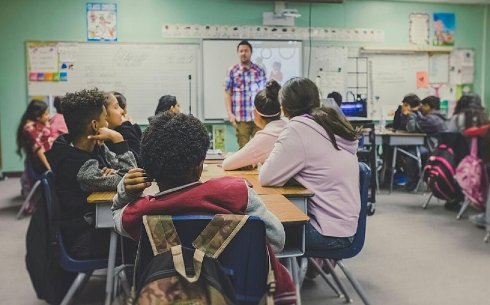 Should Smartphones Be Banned in Schools?