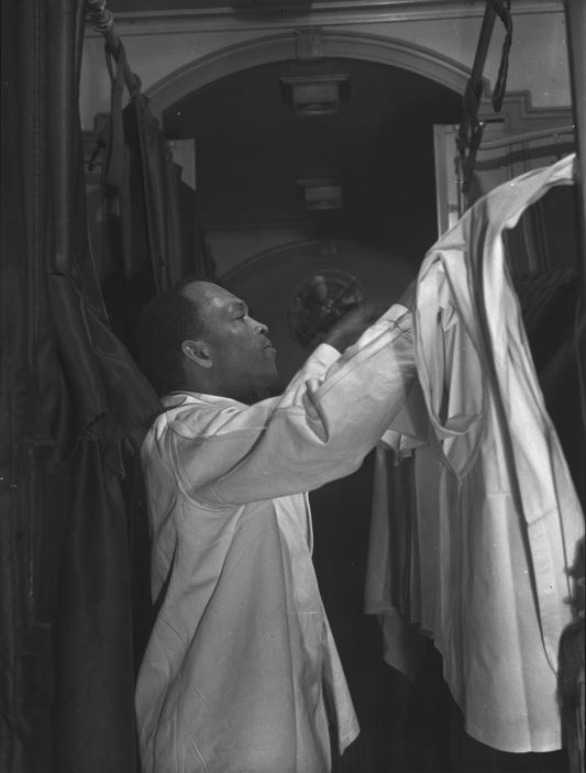Pullman porter making an upper berth aboard the B&O Capitol Limited bound for Chicago